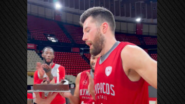 Με τούρτα για τον Άλεκ Πίτερς η προπόνηση του Ολυμπιακού, δείτε βίντεο