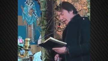 Ο Στράτος Τζώρτζογλου απήγγειλε το Πιστεύω σε εκκλησία στη Ρόδο, δείτε βίντεο