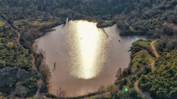 Οι βροχές «ανέστησαν» λίμνη σε υψόμετρο 350 μέτρων στη Λάρισα, δείτε φωτογραφίες