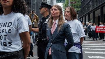 Δεκάδες διαδηλωτές υπέρ των Παλαιστινίων συνελήφθησαν στη Νέα Υόρκη, ανάμεσά τους και η Τσέλσι Μάνινγκ