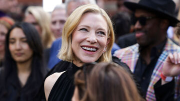 Η άσεμνη χειρονομία που έκανε η Κέιτ Μπλάνσετ στα Βραβεία Ολιβιέρ - Δείτε το βίντεο