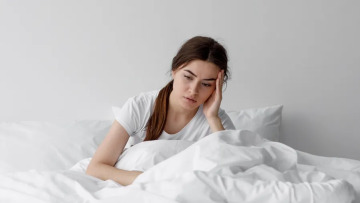 Κατάθλιψη: Φέρνει τα πάνω – κάτω στον ύπνο, τον μεταβολισμό και την υγεία