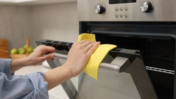 Καθαρίζουμε λάθος τον φούρνο μετά το Πάσχα; Τι πρέπει να κάνουμε για να φύγουν τα λίπη
