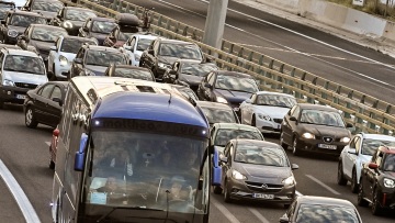 Με καθυστερήσεις σε Αγίους Θεοδώρους, Κινέτα και Μέγαρα συνεχίζεται η επιστροφή των εκδρομέων, δείτε live την κίνηση στους δρόμους