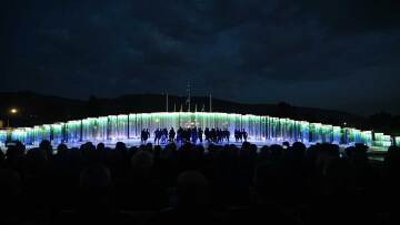 

Κώστας Βαρώτσος: Η Αίγινα, η νομαδική ζωή και το έργο του στο ΓΕΣ ως σύμβολο ειρήνης σε περίοδο πολέμου