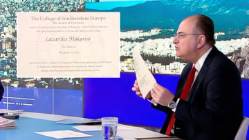 Ο Λαζαρίδης έδειξε on air το πτυχίο του: «Το 2007 μπορούσες να εργαστείς ως μετακλητός υπάλληλος ακόμα και με αυτή τη βεβαίωση σπουδών»