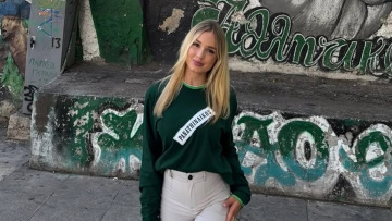 Η κούκλα δισέγγονη του Πούσκας φωτογραφήθηκε στην ιστορική Λεωφόρο: Στο γήπεδο που όλα ξεκίνησαν για τον παππού μου, έγραψε 