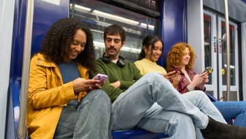 Ένας στους δύο Ευρωπαίους «λαθραναγνώστης» της οθόνης κινητού αγνώστων σε δημόσιους χώρους