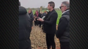 «Σαν πληγωμένο αετόπουλο στο χώμα»: Το συγκλονιστικό αντίο με μπουζούκι στην κηδεία του Στέφανου Μπορμπόκη, βίντεο 