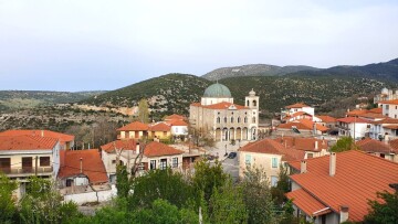 «Bουνό, φύση, ηρεμία και θάλασσα σε 40 λεπτά»: H Μαίρη Μηλιαρέση γράφει για τον Άγιο Πέτρο Κυνουρίας