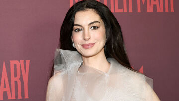 Αν Χάθαγουεϊ: Με διάφανο φόρεμα στην πρεμιέρα της νέας της ταινίας