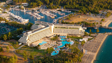 To Porto Carras Grand Resort υποδέχεται τον Λευτέρη Λαζάρου