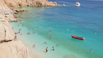 «Εδώ η έλλειψη άγχους κάνει τον χρόνο να σταματά»: H Ικαρία της τραγουδίστριας, Λίνας Ροδοπούλου