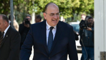 Το παρασκήνιο πίσω από τη στήριξη Λαζαρίδη από την κυβέρνηση ενόψει της συζήτησης στη Βουλή την Πέμπτη