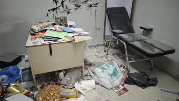 Στο αυτόφωρο μητέρα ανήλικου που συμμετείχε στον βανδαλισμό σχολείου στη Γλυφάδα
