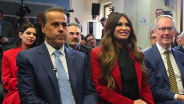 Έπεσαν οι υπογραφές για τη σύμβαση γεώτρησης υδρογονανθράκων στο Ιόνιο, για «ιστορική στιγμή» μίλησε ο Παπασταύρου