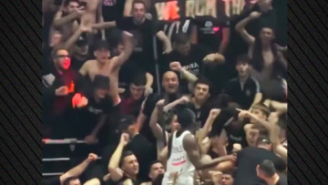 ΠΑΟΚ: Τρελάθηκε ο Μπέβερλι, μετά τη νίκη επί του Άρη, σκαρφάλωσε στην εξέδρα και έδινε παλμό στην ασπρόμαυρη κερκίδα, δείτε βίντεο


