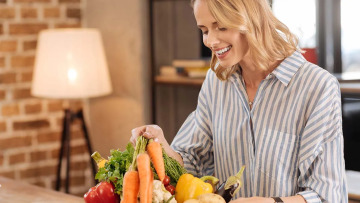 Πατήσατε τα 50; Τι να τρώτε για να προστατεύσετε το μυαλό σας από άνοια