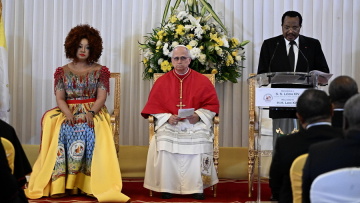 Αντίσταση στα «καπρίτσια των ισχυρών» ζητά ο πάπας Λέων από το Καμερούν