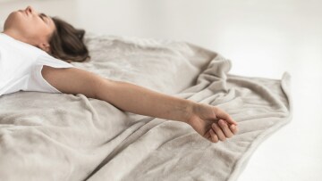 Πέντε αντικείμενα στο υπνοδωμάτιο που «κλέβουν» τον ύπνο σας