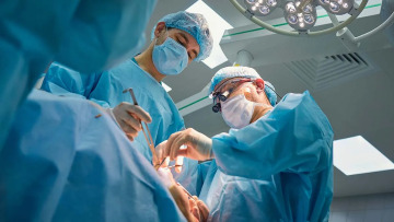 Τι είναι ο εμβολισμός ανευρύσματος στον οποίο υποβλήθηκε ο Γιώργος Μυλωνάκης
