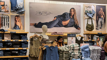 Το «Φαινόμενο Σουίνι»: Πώς η πρωταγωνίστρια του Euphoria δίνει νέα πνοή στη μετοχή της American Eagle