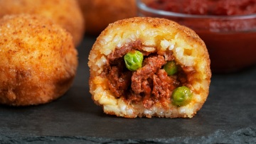 Φτιάχνουμε εύκολα arancini από το ρύζι που περίσσεψε την προηγούμενη