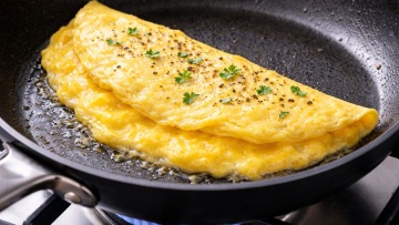 Πώς φεύγει η αυγουλίλα από τα σκεύη μας – Έξυπνες λύσεις με υλικά που έχουμε στην κουζίνα μας