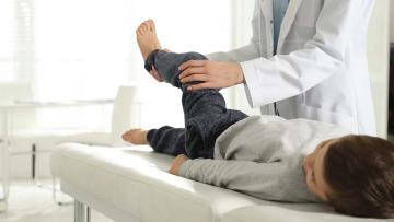 Επώδυνο ισχίο: Τι σημαίνει όταν το παιδί πονά στο μηρό ή το γόνατο – Τι να κάνουν οι γονείς