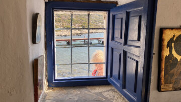 
«Όταν φεύγεις, υπόσχεσαι στον εαυτό σου να ξανάρθεις»: Η ηθοποιός Φωτεινή Μπαξεβάνη γράφει για το Καστελλόριζο 