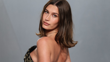 Hailey Bieber: Η αντίδρασή της σε όσους την κατηγορούν ότι καλεί η ίδια τους paparazzi
