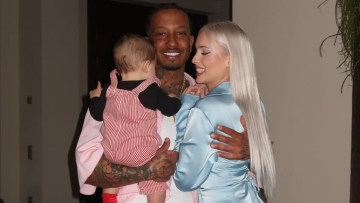 Ο Light φωτογραφίζεται με τη σύζυγό του και τον γιο τους