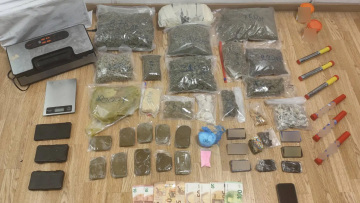 Συνελήφθη 27χρονος που παρέλαβε ταχυδρομικό δέμα με σχεδόν 2 κιλά κάνναβης