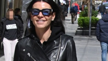 Η Μαρίνα Βερνίκου με total black σύνολο και το αγαπημένο της κατοικίδιο σε βόλτα στην Αθήνα
