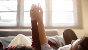 Επηρεάζει η οικογενειακή κατάσταση τις πιθανότητες καρκίνου; Τι αποκαλύπτει νέα μελέτη για singles και παντρεμένους