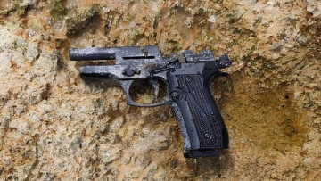 Αναστάτωση στη Βάρκιζα: Περαστικός εντόπισε όπλο σε παραλία