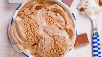 Παγωτό στο σπίτι χωρίς παγωτομηχανή: 5 εύκολοι τρόποι που πετυχαίνουν πάντα