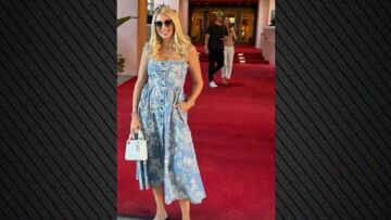 Η Κωνσταντίνα Σπυροπούλου έβγαζε φωτογραφία, ενώ περνούσε από πίσω της η Αλεσάντρα Αμπρόσιο