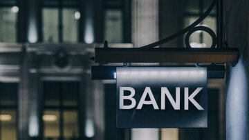 Μισθοί άνω του 1 εκατ. ευρώ για 25 Έλληνες τραπεζίτες (πίνακες)