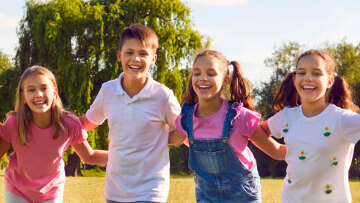 Μεγαλώνοντας υγιή παιδιά: Από τα τα εμβόλια έως τις καθημερινές συνήθειες
