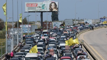 «Απερίγραπτα τα συναισθήματα»: Με το σήμα της νίκης, άρχισαν να επιστρέφουν στα σπίτια τους χιλιάδες εκτοπισμένοι Λιβανέζοι