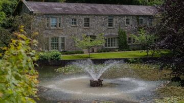 Σκέφτεστε να μετακομίσετε στο εξωτερικό; Ένα ολόκληρο χωριό στην Ιρλανδία βγαίνει προς πώληση
