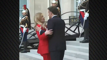Δείτε βίντεο: Η αμήχανη στιγμή που ο Μακρόν σφιχταγκαλιάζει και φιλά τη Μελόνι έξω από το προεδρικό μέγαρο στο Παρίσι
