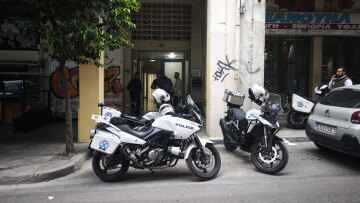 Θρίλερ με νεκρή γυναίκα σε ακάλυπτο πολυκατοικίας στο κέντρο της Αθήνας: Προσήχθη ένας ύποπτος, «άκουσα κραυγές και μετά μια τζαμαρία να σπάει» λέει ένοικος