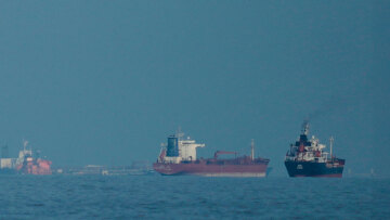 Το Ιράν ανοίγει τα Στενά του Ορμούζ για τα εμπορικά πλοία για όσο διαρκεί η εκεχειρία στον Λίβανο - Πτώση στο πετρέλαιο, κάτω από $90 το Brent