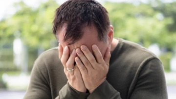 Γιατί οι άνδρες υποφέρουν σιωπηλά; Οι δράσεις που μπορούν να τους στηρίξουν