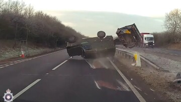 Δείτε βίντεο: Η τρομακτική στιγμή που στρατιωτικό όχημα «απογειώνεται» σε αυτοκινητόδρομο στη Βρετανία