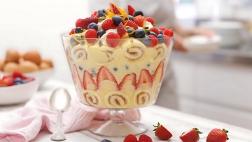 Trifle (τράιφλ): Το αγγλικό γλυκό με στρώσεις και 4 συνταγές για να το φτιάξουμε στο σπίτι