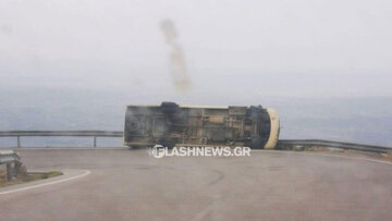 Ανετράπη λεωφορείο στα Χανιά ενώ ο σφοδρός άνεμος σήκωνε πέτρες στα Σφακιά