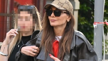 Δέσποινα Βανδή: Το δερμάτινο τζάκετ που επέλεξε για τη βόλτα της στην Αθήνα (εικόνες)